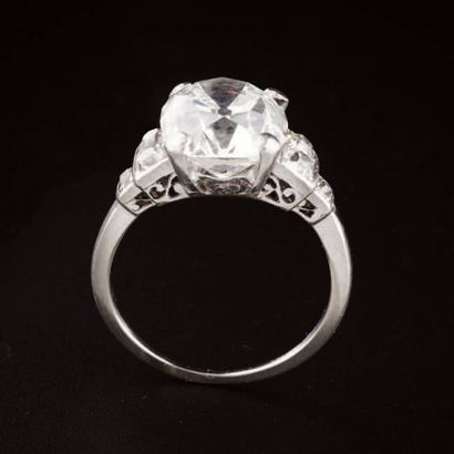 null Solitaire ring in white gold and platinum set with a cushion-cut diamond of...