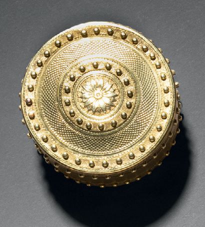 null Round box in gold chased on all sides, decorated with discs and a flowery rosette
Paris,...