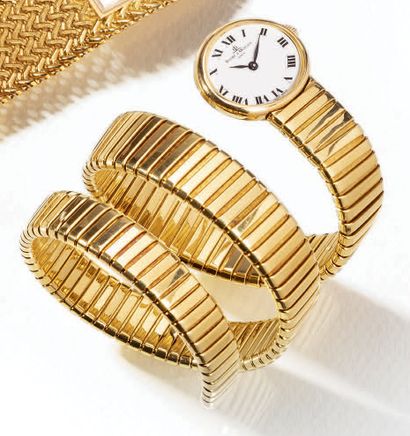 BAUME & MERCIER Bracelet-montre de dame en or jaune 750°/°°
Boîtier ovale signé,...
