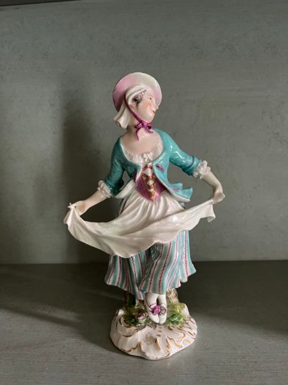 Meissen Statuette représentant une jeune femme tenant son tablier, effectuant un...