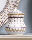 Paris Pot à lait couvert en porcelaine à décor polychrome et or de semis de fleurettes.
Marqué,...