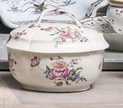 Mennecy Sucrier ovale en porcelaine tendre à décor polychrome de fleurs.
XVIIIe siècle
H....