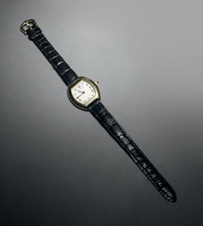 CARTIER Bracelet montre de dame, modèle « tortue 1945 » en or 750°/°°
Cadran champagne...
