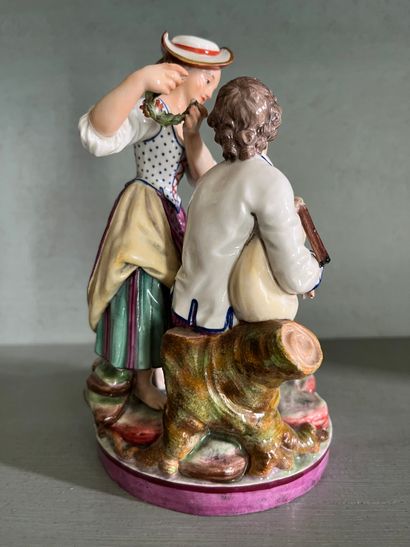 Niderviller Groupe à deux figures en porcelaine représentant un jeune homme jouant...