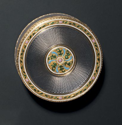 null Round gold snuffbox, the translucent silver-gray enamelled lid decorated in...