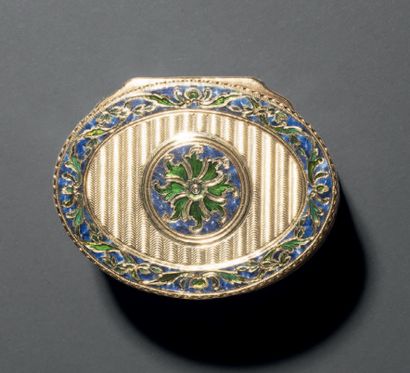 null Oval gold and enamel snuffbox decorated with wavy bands, green and blue enamelled...