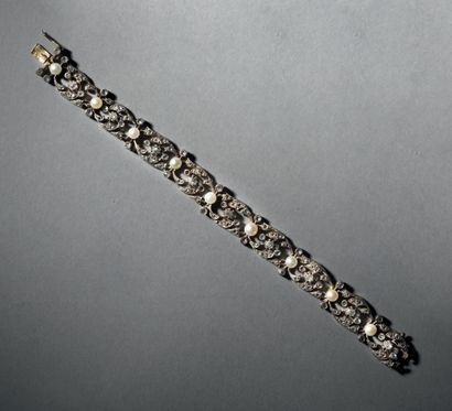 null Bracelet articulé en or 750°/°° et argent 950°/°° à motifs de maillons d'entrelacs...
