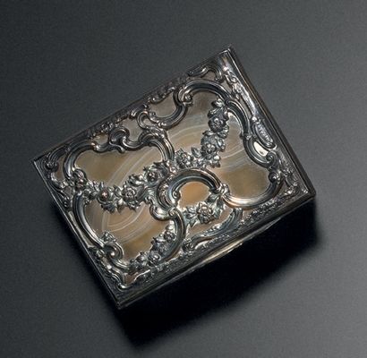 null Rectangular silver box with beige veined agate plates
England, 18th century...