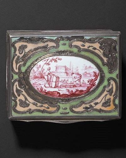 null Rectangular snuffbox mounted in silver with inlaid mother-of-pearl decoration...