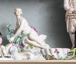 Meissen Statuette représentant une femme allégorie de la source
XVIIIe siècle
H....