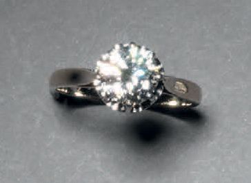 null Bague solitaire en platine sertie d'un diamant demi-taille de 1,20 carat (environ)
Poids...