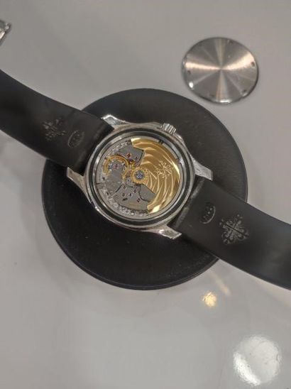 PATEK PHILIPPE Bracelet-montre en acier, modèle aquanaut. Cadran noir frappé à chiffres...