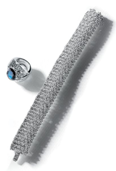 null Bracelet ruban à maillons bombés en or gris 750°/°° orné de lignes de diamants
Longueur...