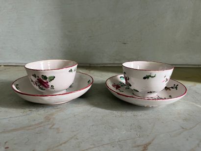 Pesaro Deux bols à thé et leur soucoupe en faïence à décor polychrome de fleurs.
XVIIIe...