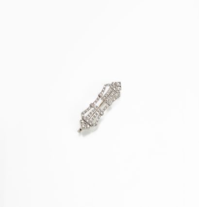 null Brooch in white gold 750°/°°° and platinum set with a pavement of roses
Circa...