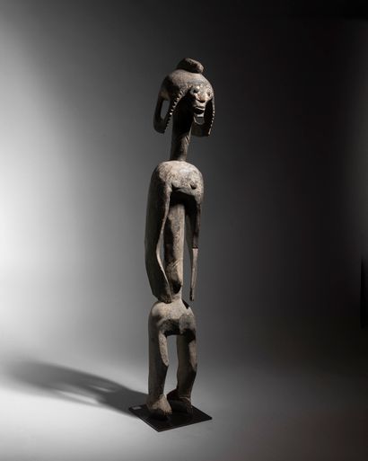 null Statue Mumuyé, Nigeria
Bois
H. 93 cm

Provenance :
- Aurait été acquise à Haroua...