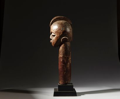 null Tête Lobi, Burkina Faso
Bois
H. 57 cm

Provenance :
- Galerie Ratton-Hourdé,...