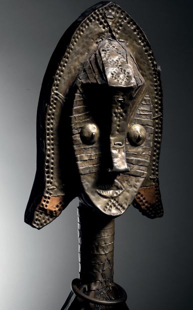 null Figure de reliquaire
Kota-Shamaye
Gabon
Bois, métal
H. 45 cm

Provenance :
-...