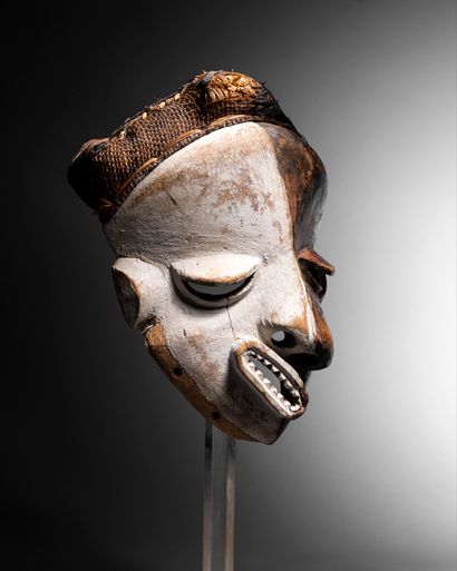 null Masque Pende, République Démocratique du Congo
Bois
H. 46 cm

Provenance :
-...