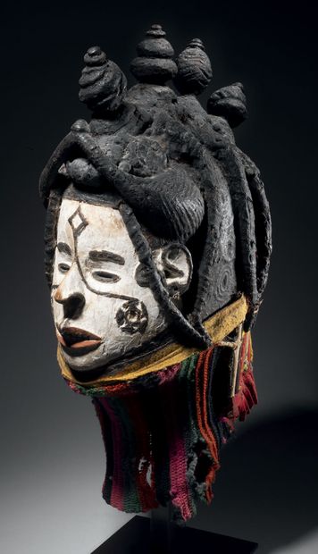 Masque Igbo, Nigeria
Bois, tissu
H. 41 cm

Provenance...