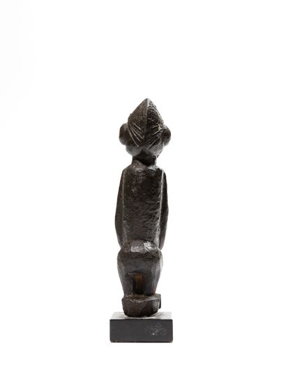 null Bambara statue, Mali
Wood
H. 19 cm
Female statuette - probably an ancient cane...