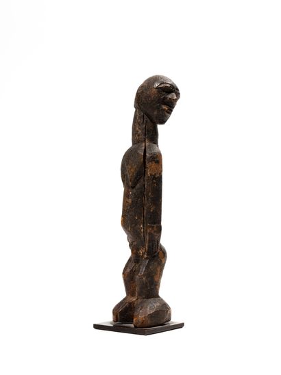 null Lobi statue, Burkina Faso
Wood
H. 20 cm
Astonishing character standing in an...