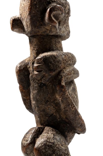 null Lobi statue, Burkina Faso
Wood
H. 27 cm
Standing figure, left arm folded, glued...