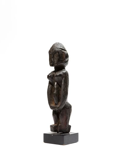 null Bambara statue, Mali
Wood
H. 19 cm
Female statuette - probably an ancient cane...