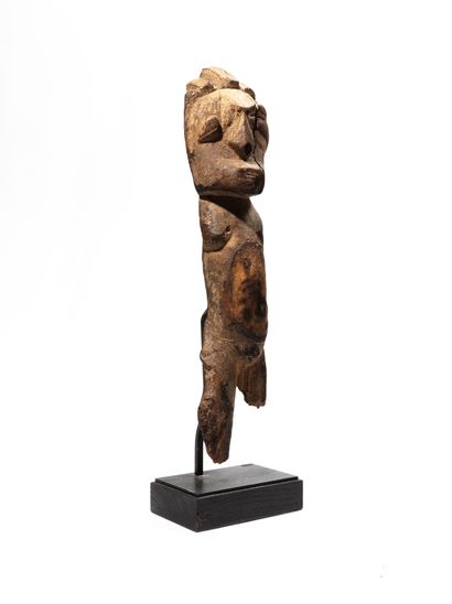 null Lobi statue, Burkina Faso
Wood
H. 37 cm
Beautiful fragment of an ancient statue...