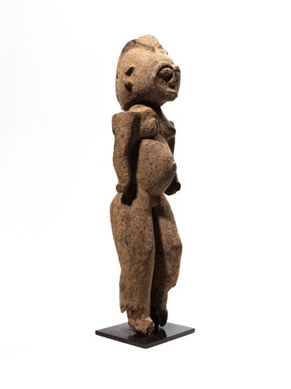 null Lobi statue, Burkina Faso
Wood
H. 40 cm
Male figure with generous volumes, the...