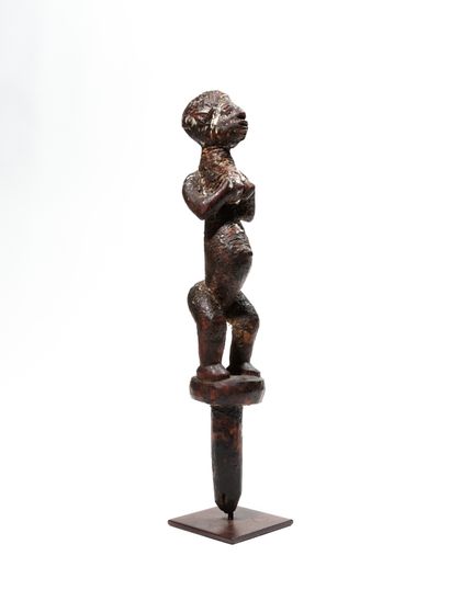 null Statue Fon, Bénin/Nigeria
Bois
H. 33 cm
Beau fétiche représentant une femme...