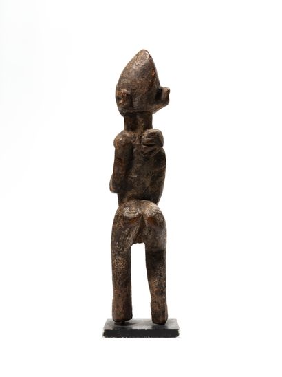 null Statue Lobi, Burkina Faso
Bois
H. 27 cm
Personnage debout, le bras gauche replié,...