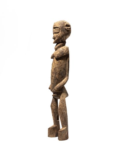 null Lobi statue, Burkina Faso
Wood
H. 35 cm
Standing male figure with a slender...