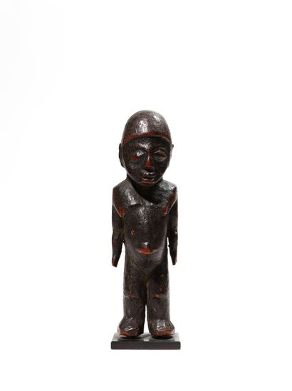 null Lobi statue, Burkina Faso
Wood
H. 19 cm
Small statue with powerful volumes probably...