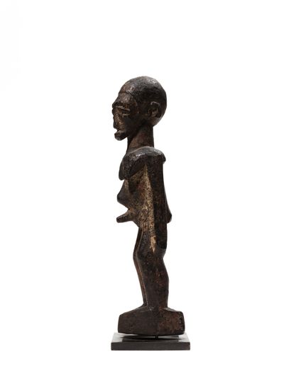 null Lobi statue, Burkina Faso
Wood
H. 22 cm
Statuette representing a man in a hieratic...