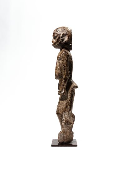 null Lobi statue, Burkina Faso
Wood
H. 31 cm
Standing male figure, arms slightly...