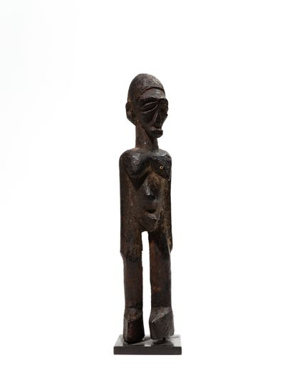 null Lobi statue, Burkina Faso
Wood
H. 22 cm
Statuette representing a man in a hieratic...