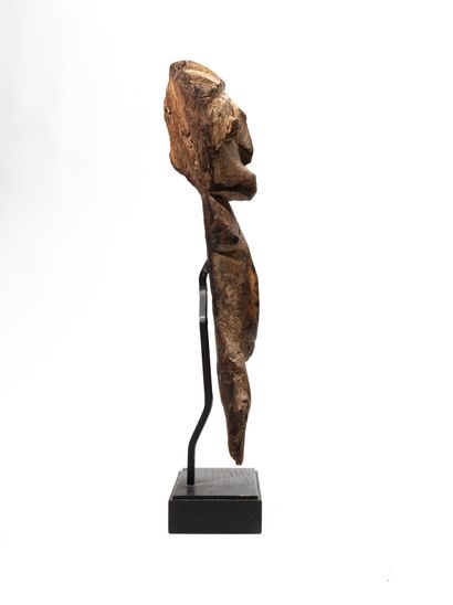 null Lobi statue, Burkina Faso
Wood
H. 37 cm
Beautiful fragment of an ancient statue...