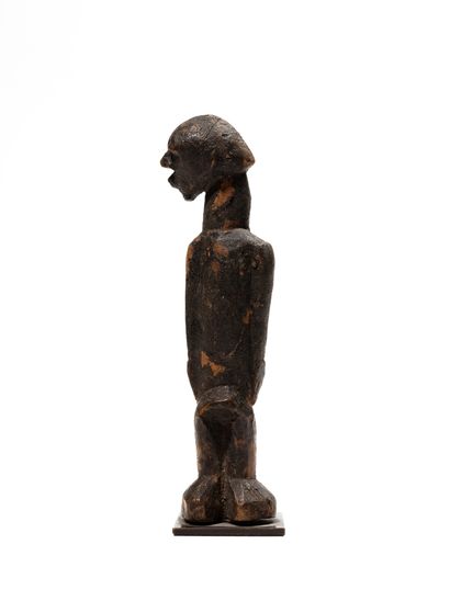 null Statue Lobi, Burkina Faso
Bois
H. 20 cm
Etonnant personnage se tenant debout...