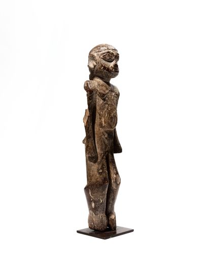 null Statue Lobi, Burkina Faso
Bois
H. 31 cm
Personnage masculin debout, les bras...