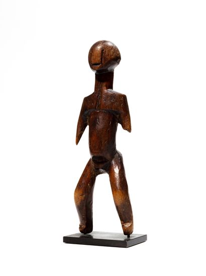 null Ewe statuette, Ghana
Wood
H. 19 cm
Interesting statuette representing a character...