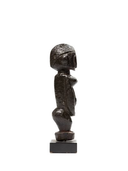 null Bambara statue, Mali
Wood
H. 19 cm
Female statuette - probably an ancient cane...
