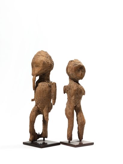 null Couple of Lobi statues, Burkina Faso
Wood
H. 24 cm and 26 cm
A pair of ghostly...