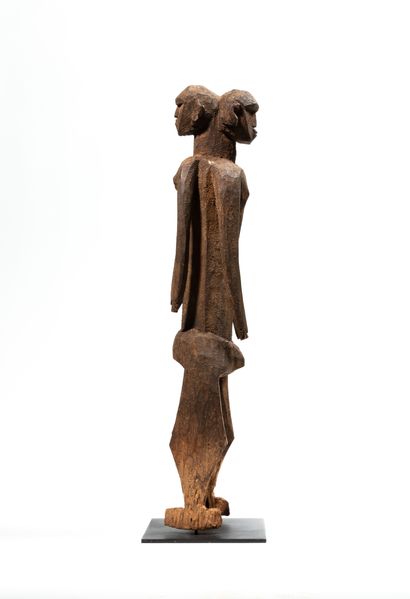 null Statue Tiefo, Burkina Faso
Bois
H. 65 cm
Rare et grande statue janus monoxyle...
