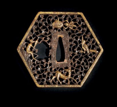 NAMBAN Époque EDO (1603 – 1868) Sha hokei gata en fer partiellement doré à décor...