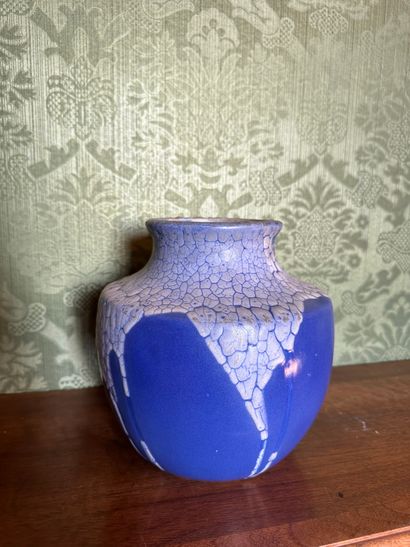 null Vase en céramique bleue recouvert d'un glacis blanc à léger relief
Signature...