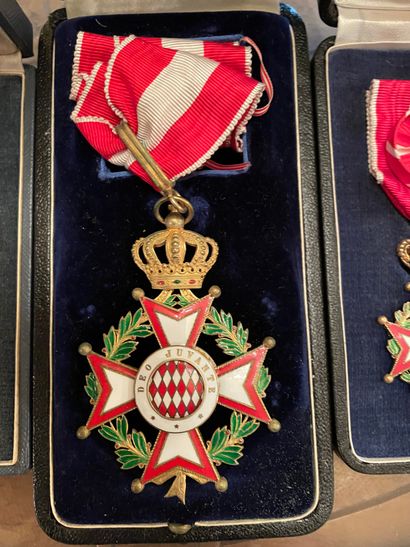 null Set of eight Monegasque decorations
Order of Saint Charles, Medals of Knight,...