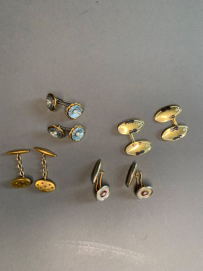 null Lot of four pairs of cufflinks in yellow and white gold.
Several decorations,...