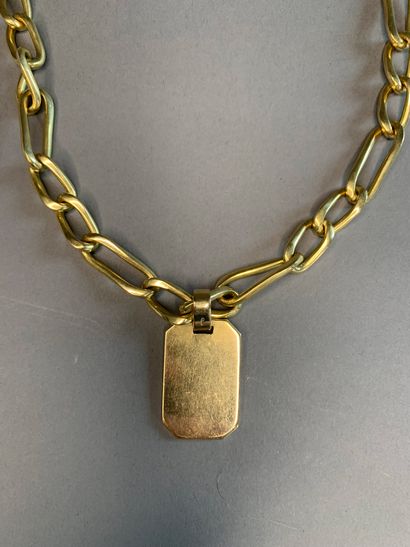 null Yellow gold necklace, curb chain holding a rectangular medallion.
Total weight...