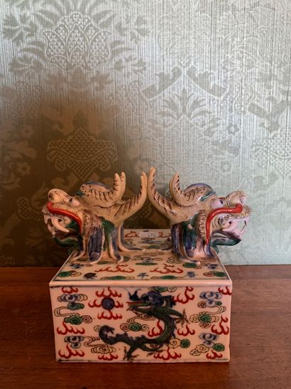 null Poids en porcelaine polychrome à décors de deux dragons opposés dans le goût...
